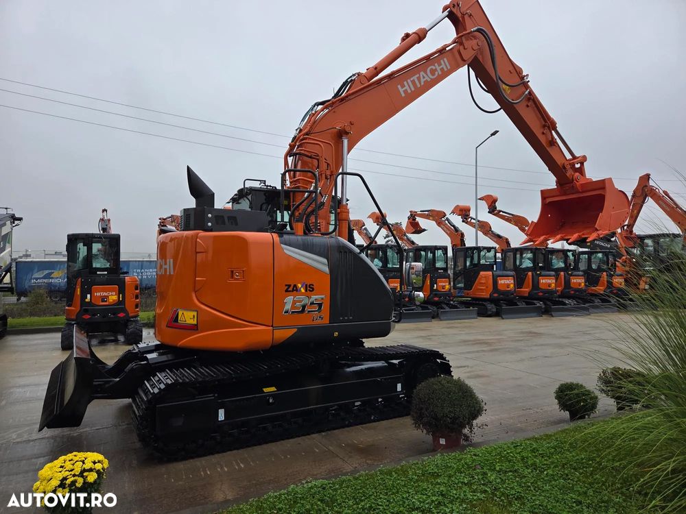 Hitachi ZX135-7, NOU, 2025, COMPACT-rotire gabarit senile, LAMA NIVELARE, Adancime sapaare 6m, Inst picon, camera spate, camere laterale, Consum 6l/h, Masa operationala 16t, Cupa 1,2m latime, Ridica 9t, latime 2,49m, leasing 5 ani ,PROMOTIE 133.900 Eur+Tva - 10