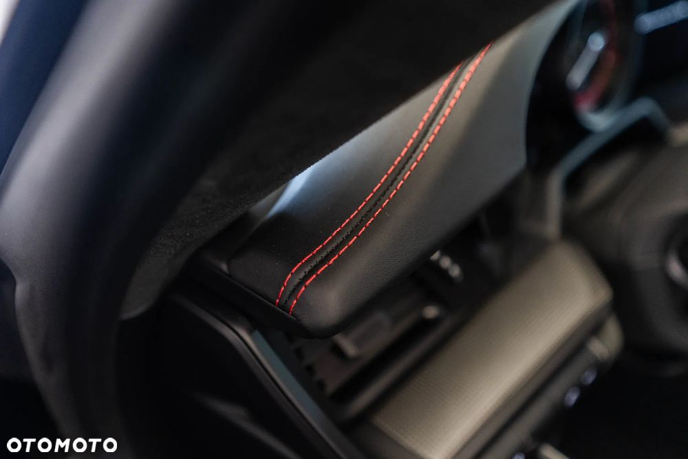 Porsche 911 Carrera 4 GTS - 14