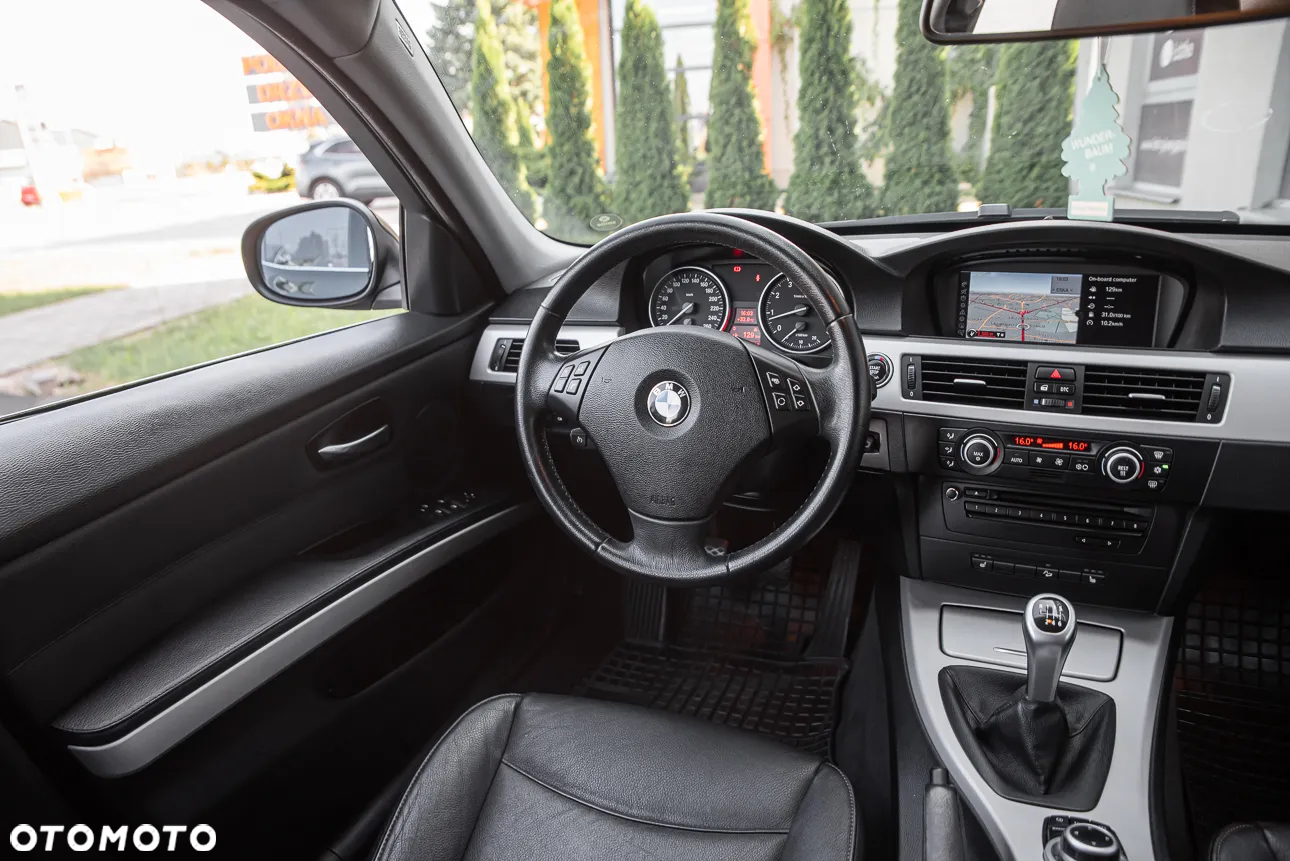 BMW Seria 3 325xi Touring - 10