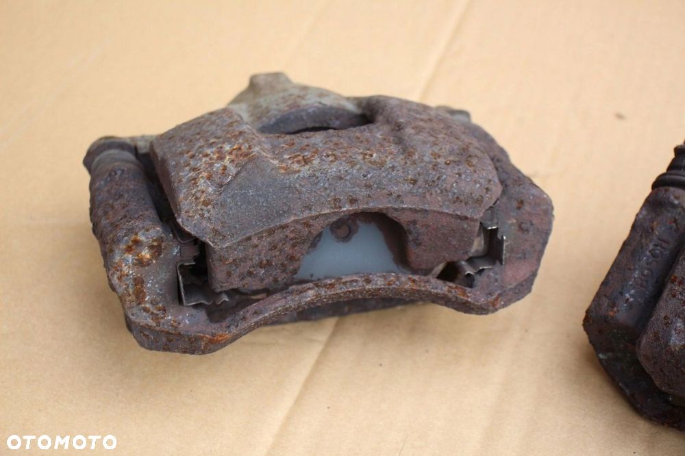 Zaciski hamulcowe przód przednie komplet TOYOTA AYGO PEUGEOT 107 CITROEN C1 - 3
