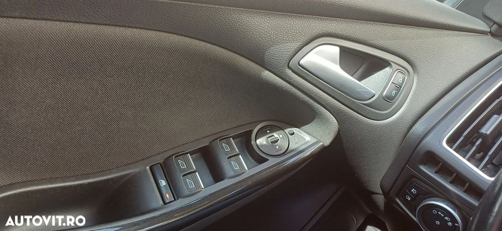 Ford Focus 2.0 TDCI Powershift Titanium - 12