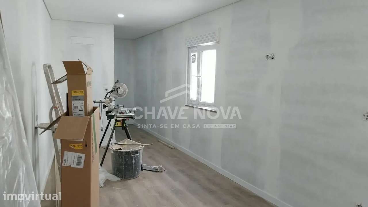 Moradia Térrea em fase final de renovação - Vilar do Paraiso- GAIA - Grande imagem: 3/16
