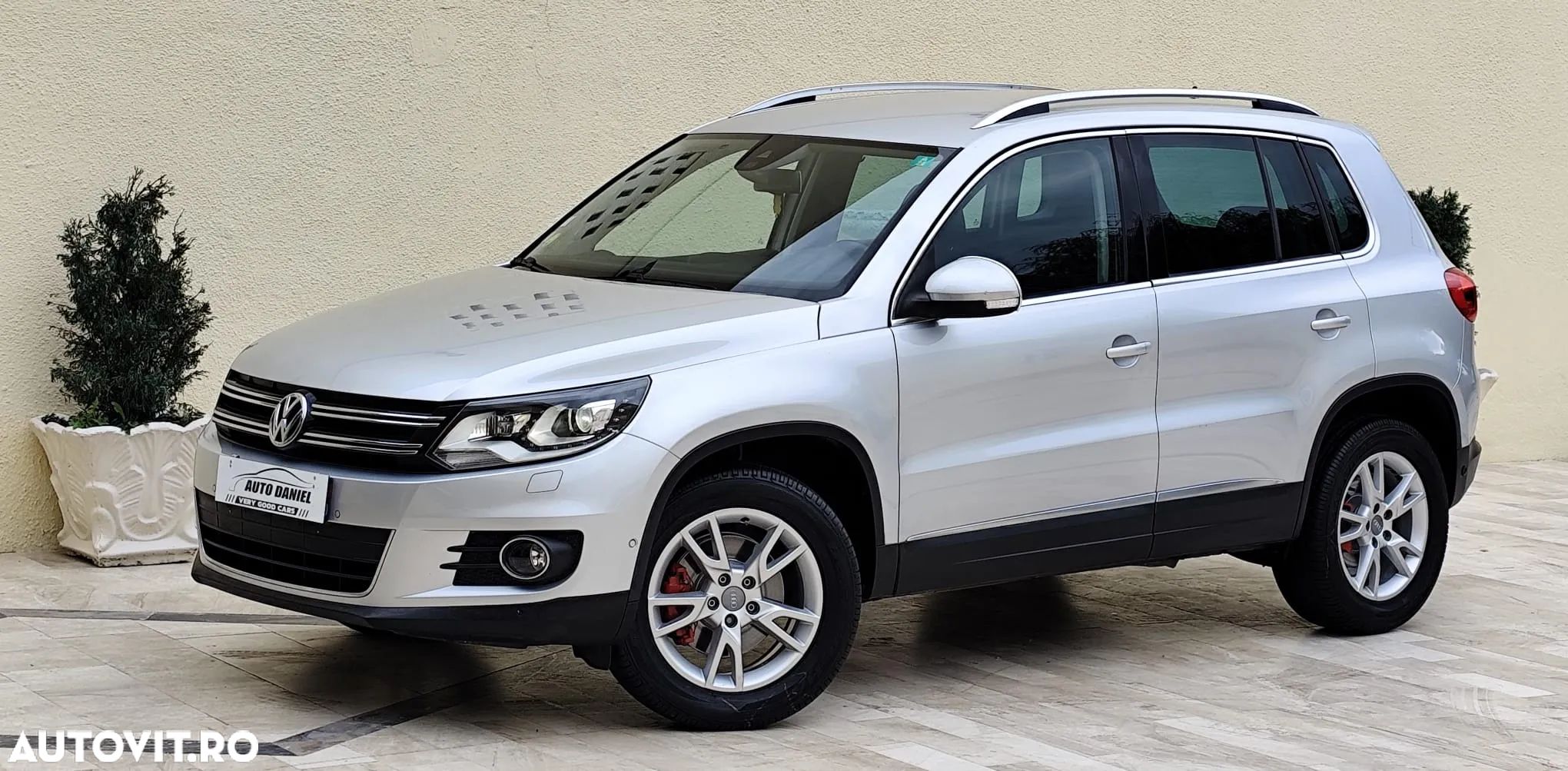 Volkswagen Tiguan - 1