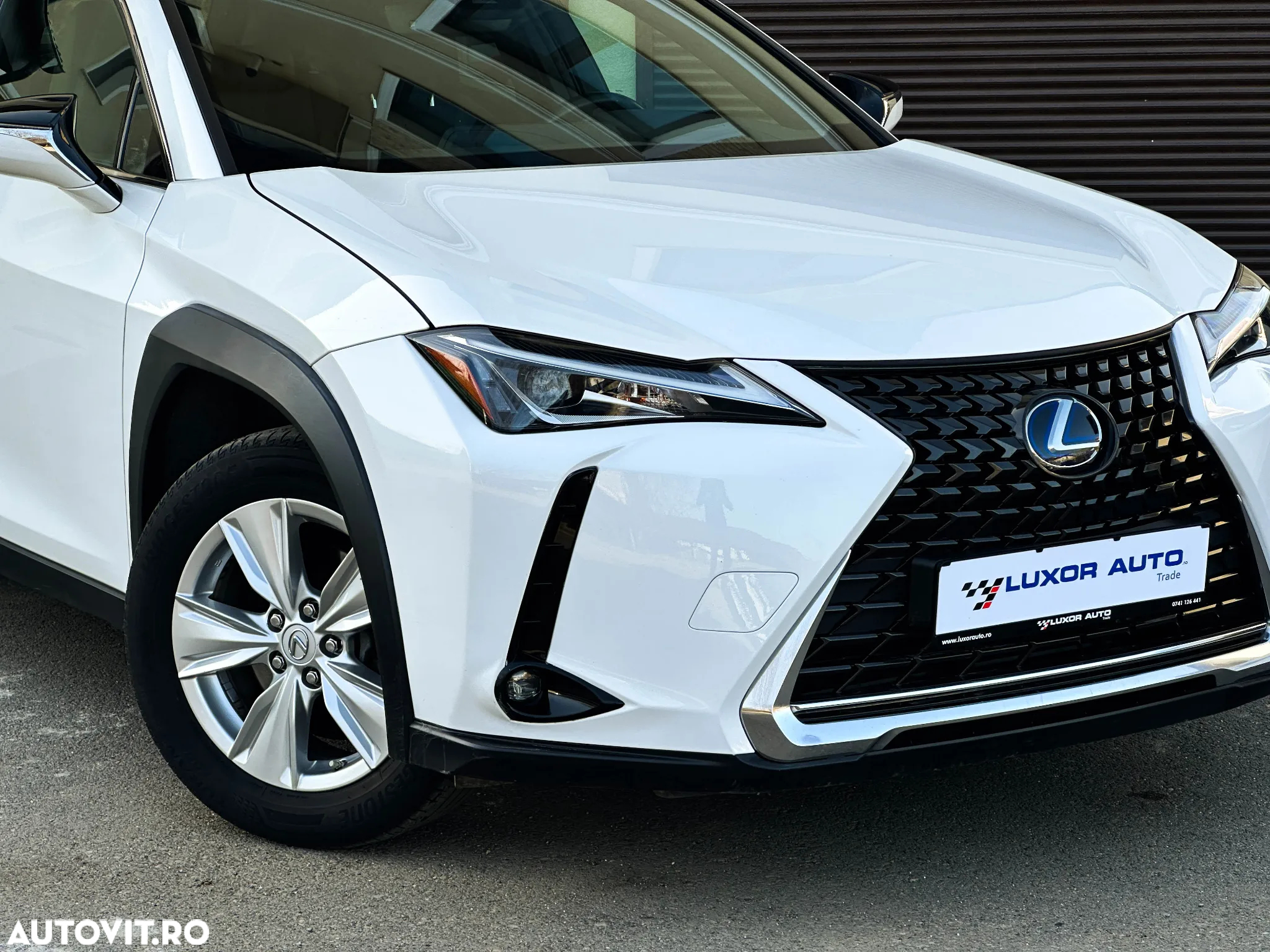 Lexus UX 250h 2.0L HEV 20H- (178 HP) 4X2 CVT Executive - 6