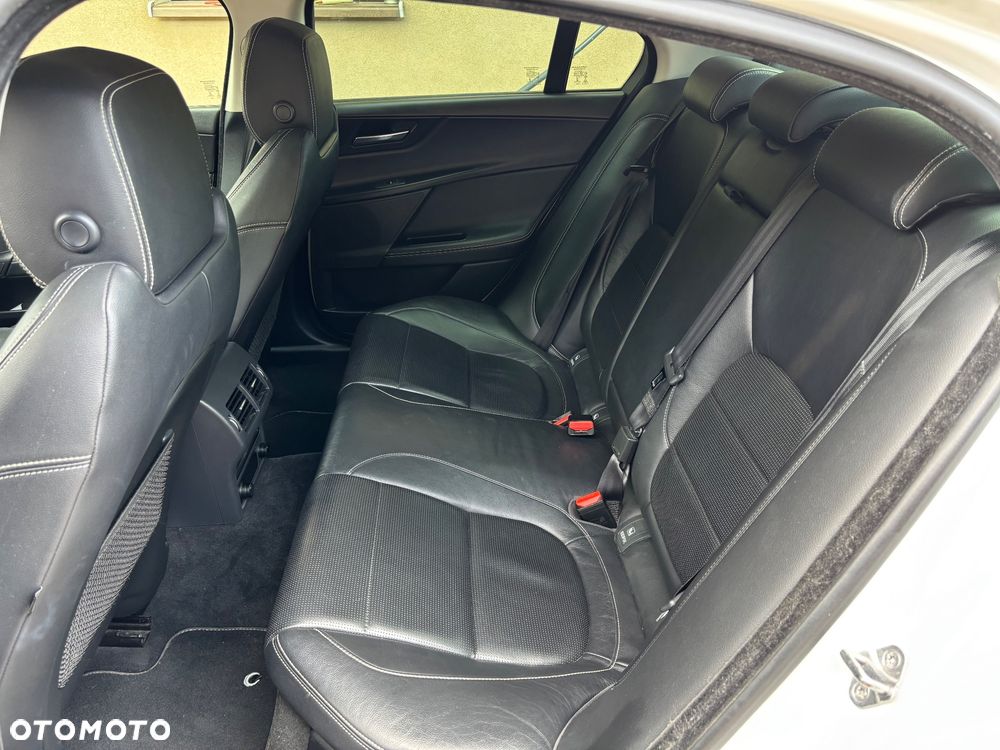 Jaguar XE 2.0 D Prestige - 17