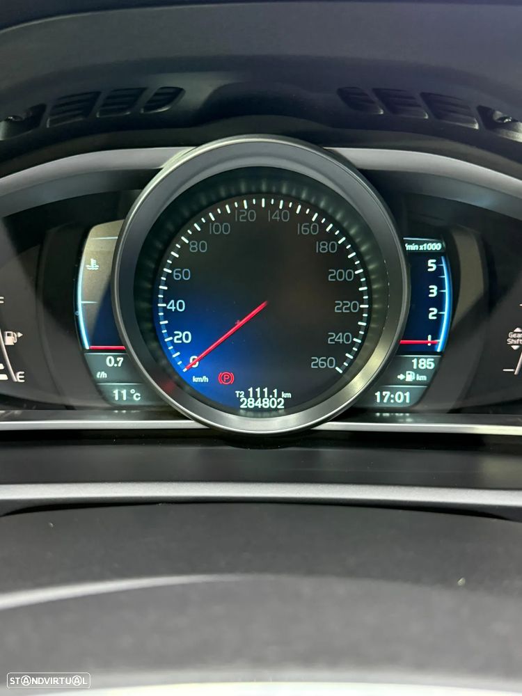 Volvo V40 D2 R Design - 6