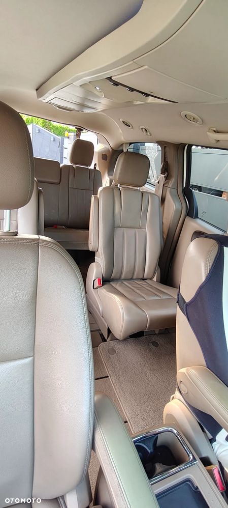 Chrysler Town & Country - 26