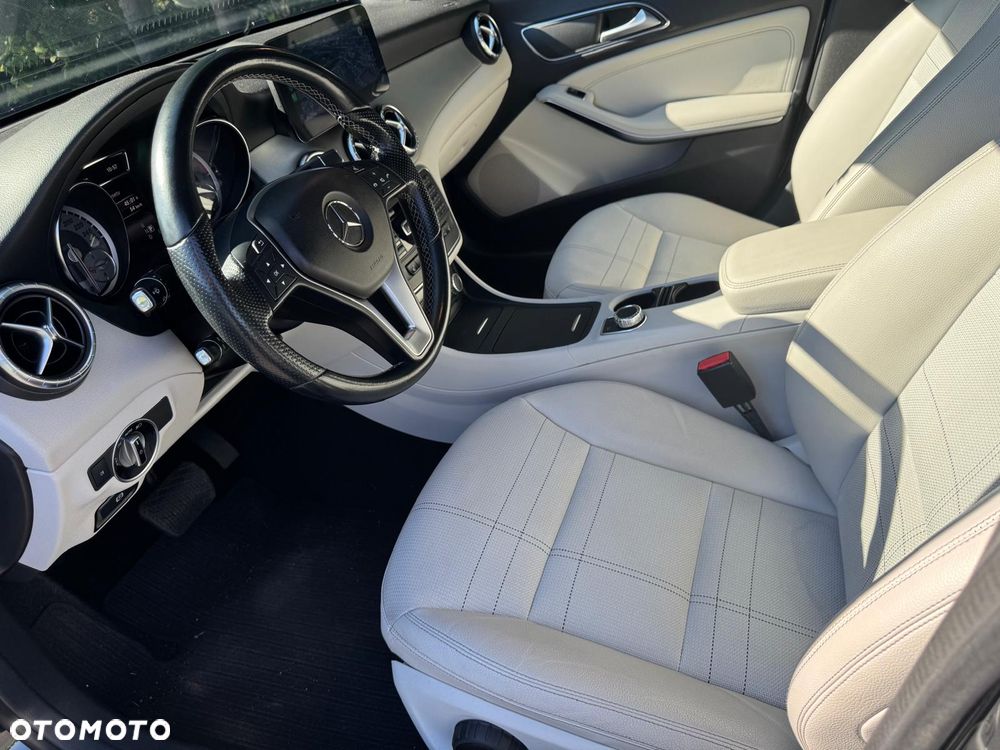 Mercedes-Benz CLA 200 7G-DCT AMG Line - 30