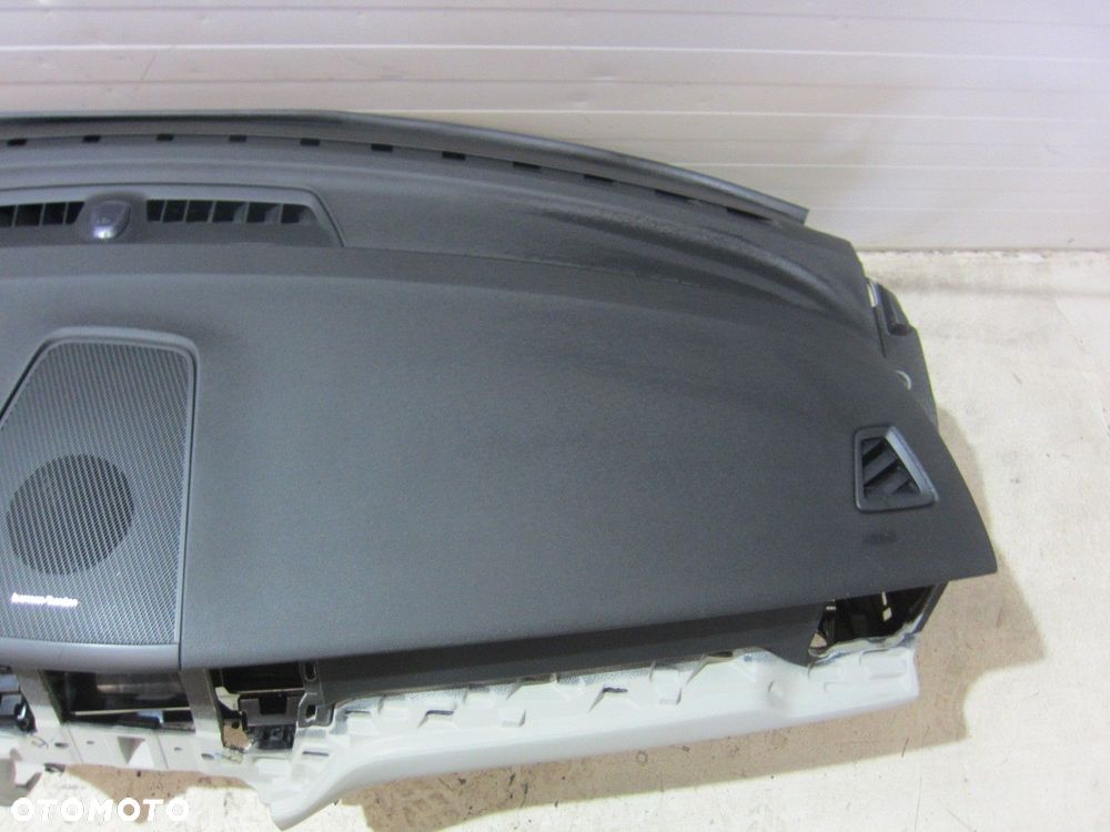 VOLVO XC60 II KONSOLA ROZDZIELCZA DESKA HEAD UP JASNA SZARA ORYGINAŁ - 4