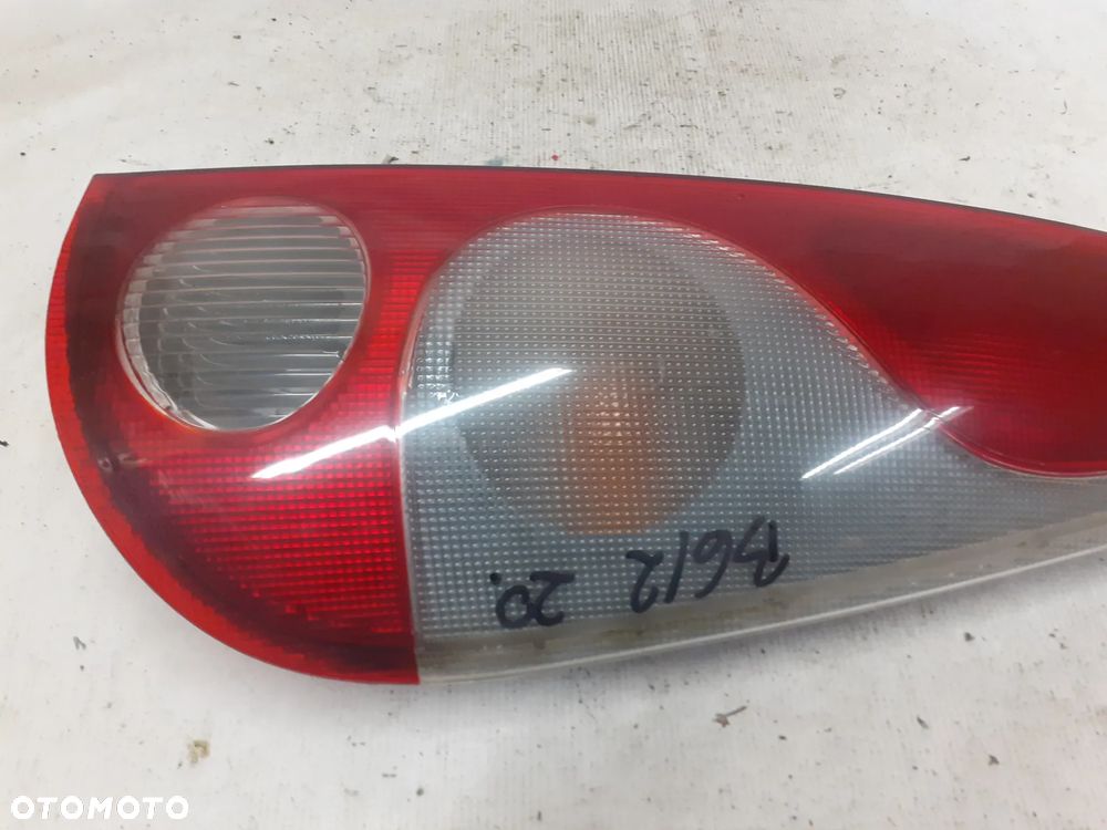 .  TYL TYLNA LAMPA PRAWA TOYOTA YARIS VERSO - 2