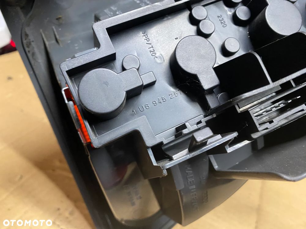 LAMPA TYLNA PRAWA SKODA OCTAVIA I HB 1U6945096 1U6945112 - 4