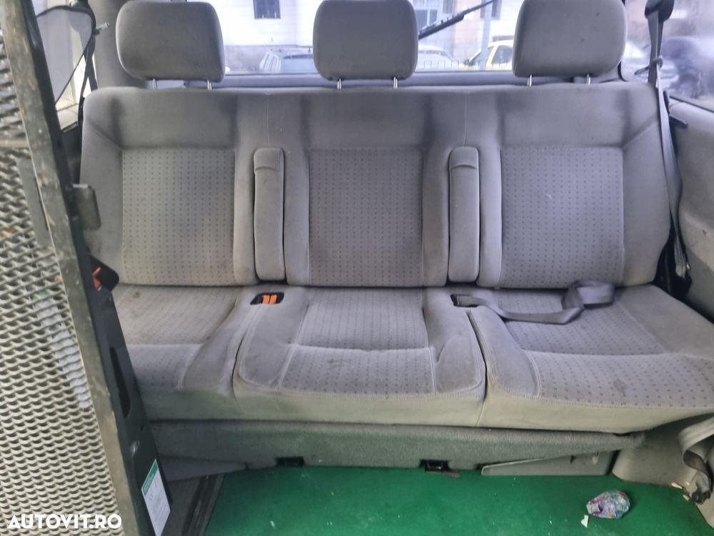 Volkswagen Caravelle - 8