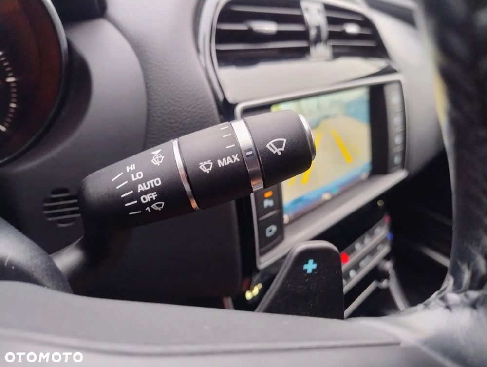 Jaguar XE 2.0 D R-Sport - 29