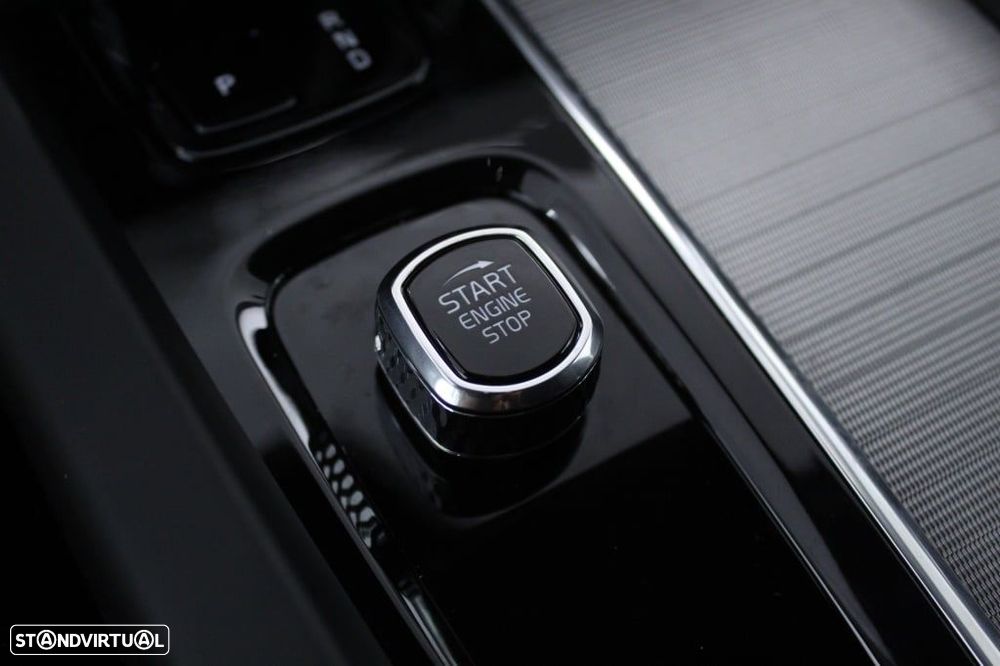 Volvo V60 2.0 B4 Plus Dark Auto - 32