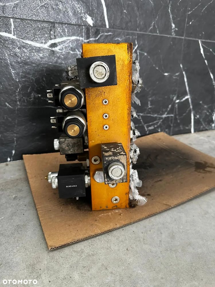 Rozdzielacz Hydrauliczny DXP24969-10 P Sterowany Elektrycznie 24V Zamiatarka Johnston - 3