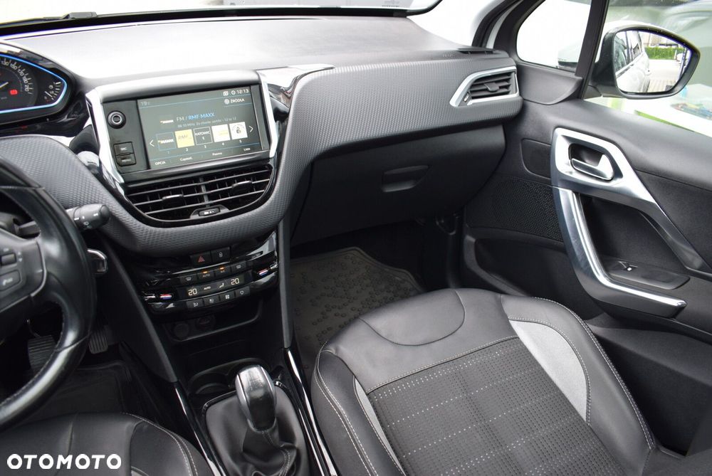 Peugeot 2008 1.2 Pure Tech Allure S&S - 18