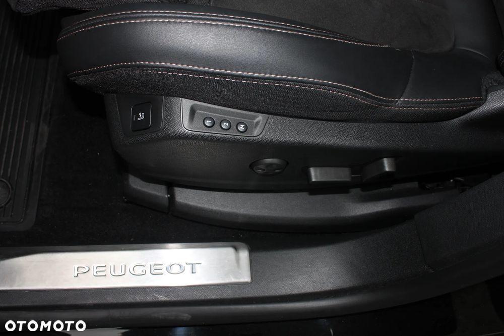 Peugeot 3008 Hybrid4 300 e-EAT8 GT - 25