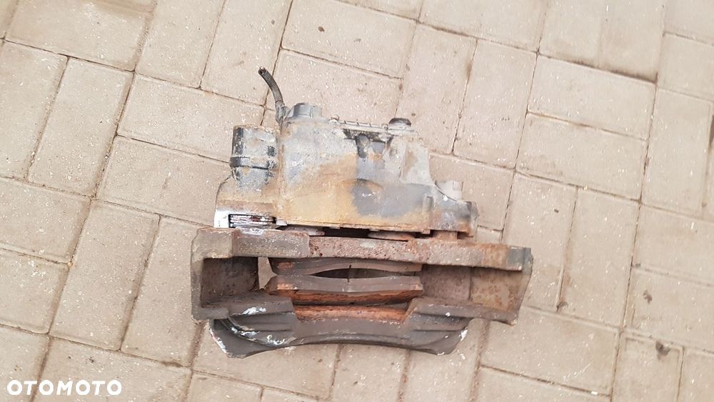 ZACISK HAMULCOWY PRAWY PRZÓD MAN TGL TGM KOŁA 19,5 - 2