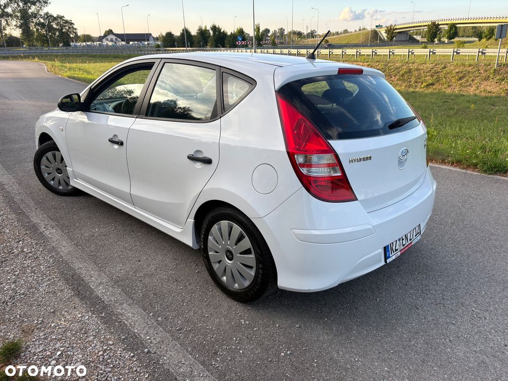 Hyundai i30 1.4 Base + - 16