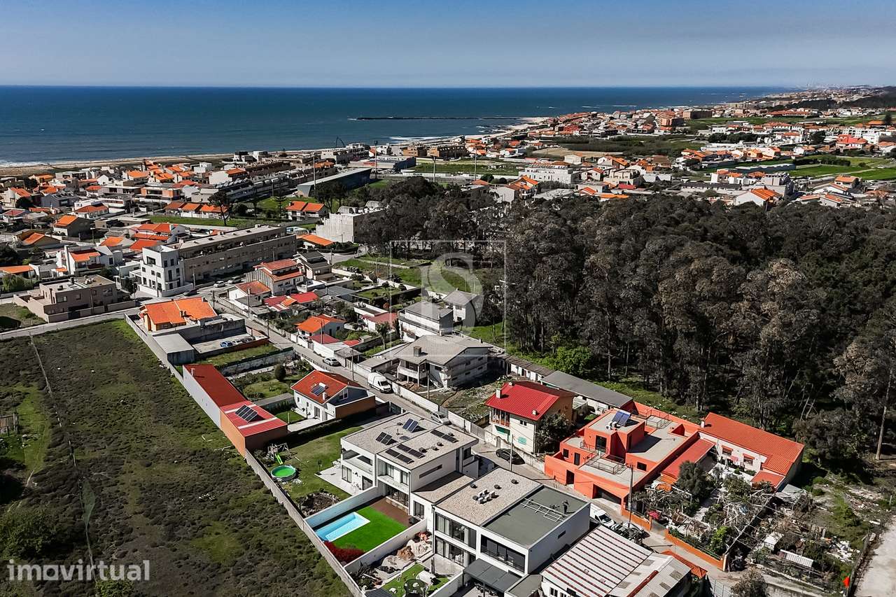 Moradia T4, Moderna, com Piscina, a 500m da Praia em Lavra - Grande imagem: 4/40