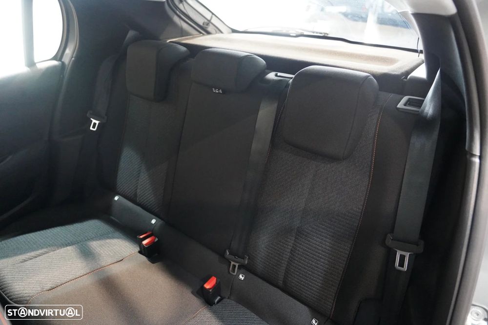 Peugeot 208 - 33