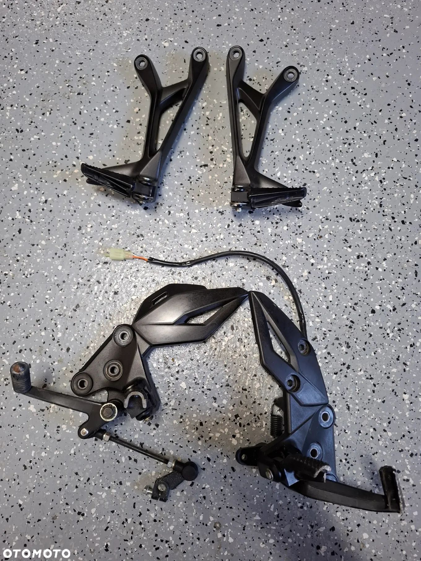Suzuki GSXS 750 set podnóżek pasażera kierowcy - 1