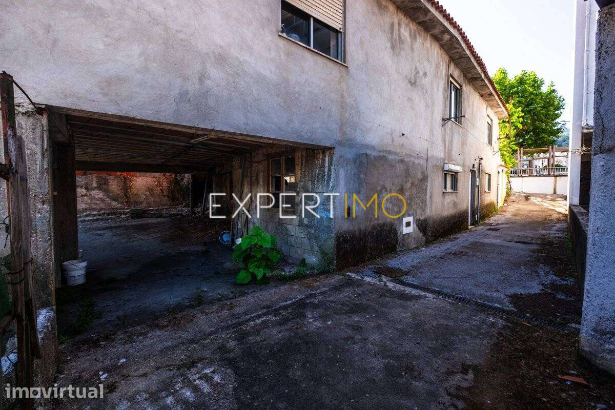 Moradia para Remodelar com Terreno e Anexos no Centro da Lousã - Grande imagem: 3/26