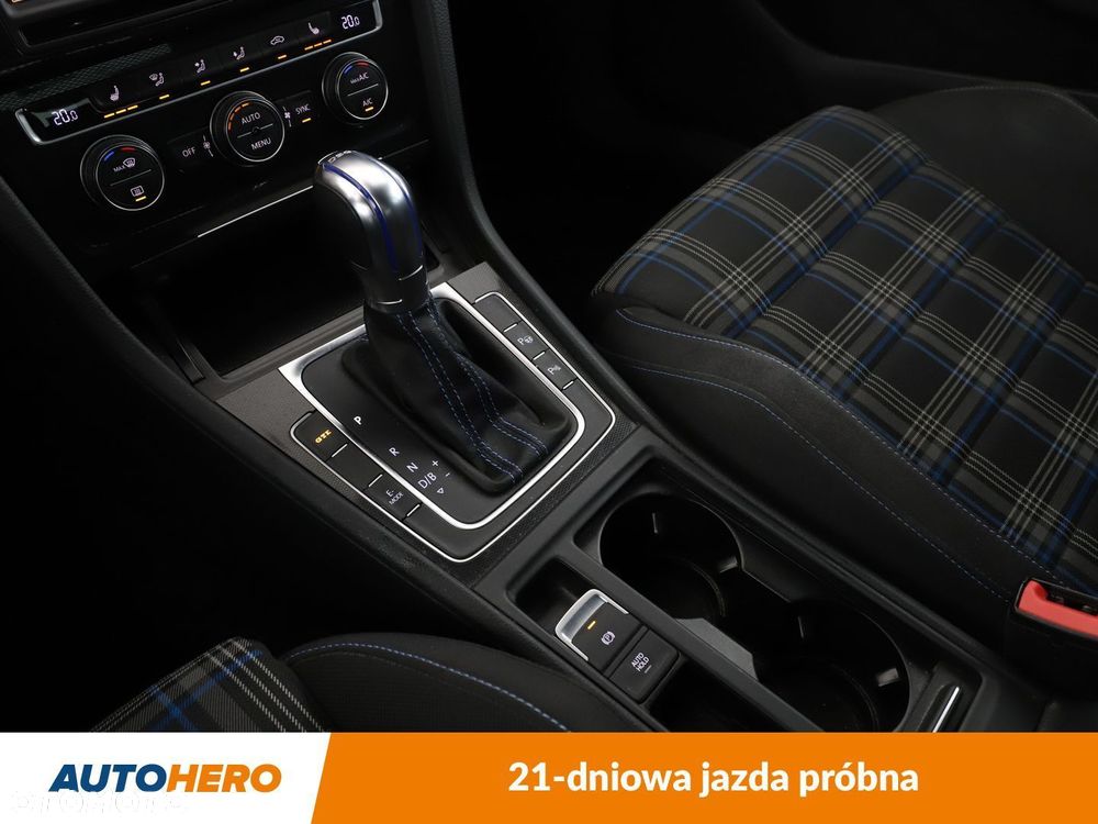 Volkswagen Golf - 30