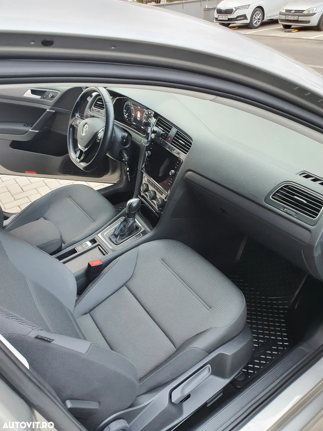 Volkswagen e-Golf - 10