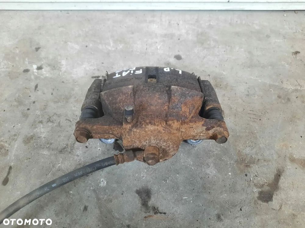 ZACISK LEWY PRZÓD PRZEDNI LEWY FIAT 500 - 2