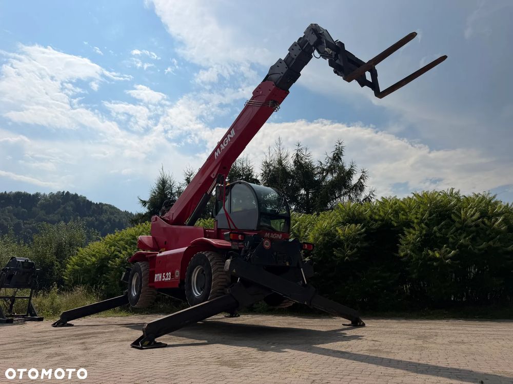 Magni RTH 5.23 SH-D/C Ładowarka teleskopowa Obrotowa roto 23 metry wysuw. 5 ton Udźwig. Wciagarka Hydrauliczna 5 ton. Pilot zdalnie sterowana. DEUTZ Silnik 145 KM. Jak Nowa Z Norwegii 2019 rok. 3200 mtg. Serwisy DEKRA TUV aktualne. Full Wypas. Klima stabilizatory 2 osie. Pilot. Maszyna z Norweskiej Upadłośći. Stan maszyny nie różni się od nowej z Salonu! Zero luzów na wszystkich siłownikach i podzespołach. ani deka wycieków. OKAZJA. Pełna Dokumentacja - 6