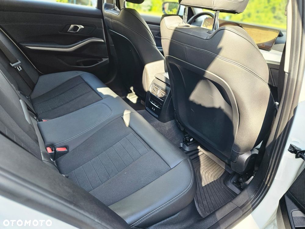 BMW Seria 3 318d mHEV M Sport - 28