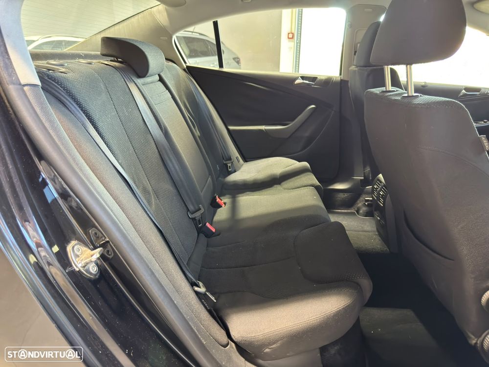 VW Passat 2.0 TDI 4M Confortline - 26