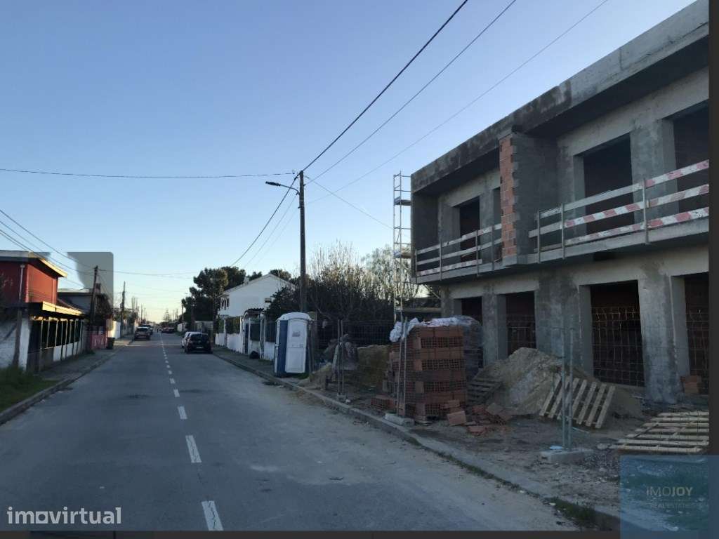 Moradia T4 em Construção com Piscina e Jardim em Fernão Ferro - Grande imagem: 3/9