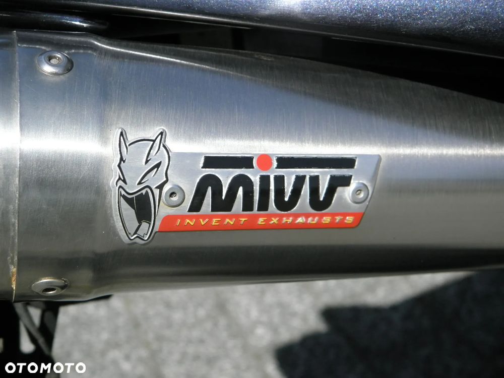 Suzuki GSR - 11