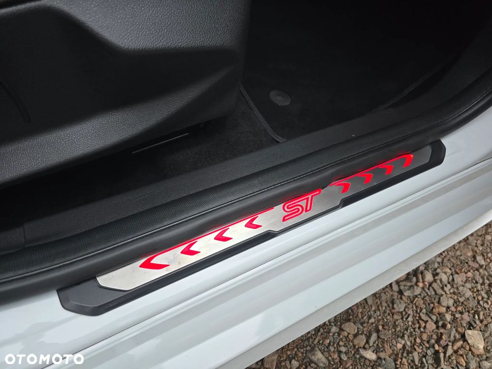 Ford Focus 2.0 EcoBoost ST mit Leder-Exclusiv-Paket - 25