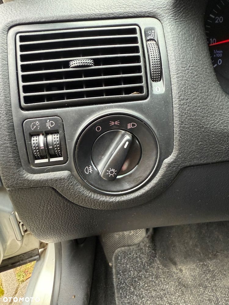 Volkswagen Golf IV 1.6 Highline - 34
