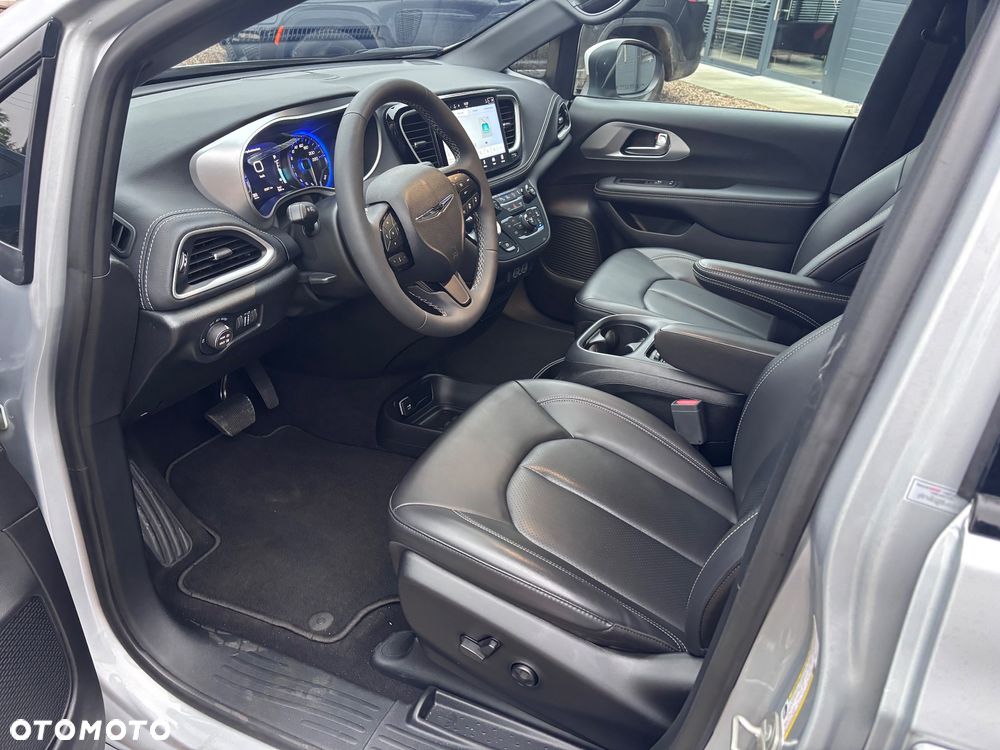 Chrysler Pacifica - 17