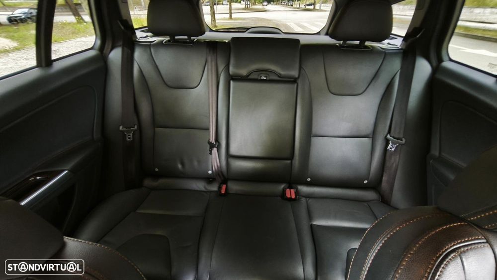 Volvo V60 Cross Country 2.0 D3 Summum Geartronic - 33