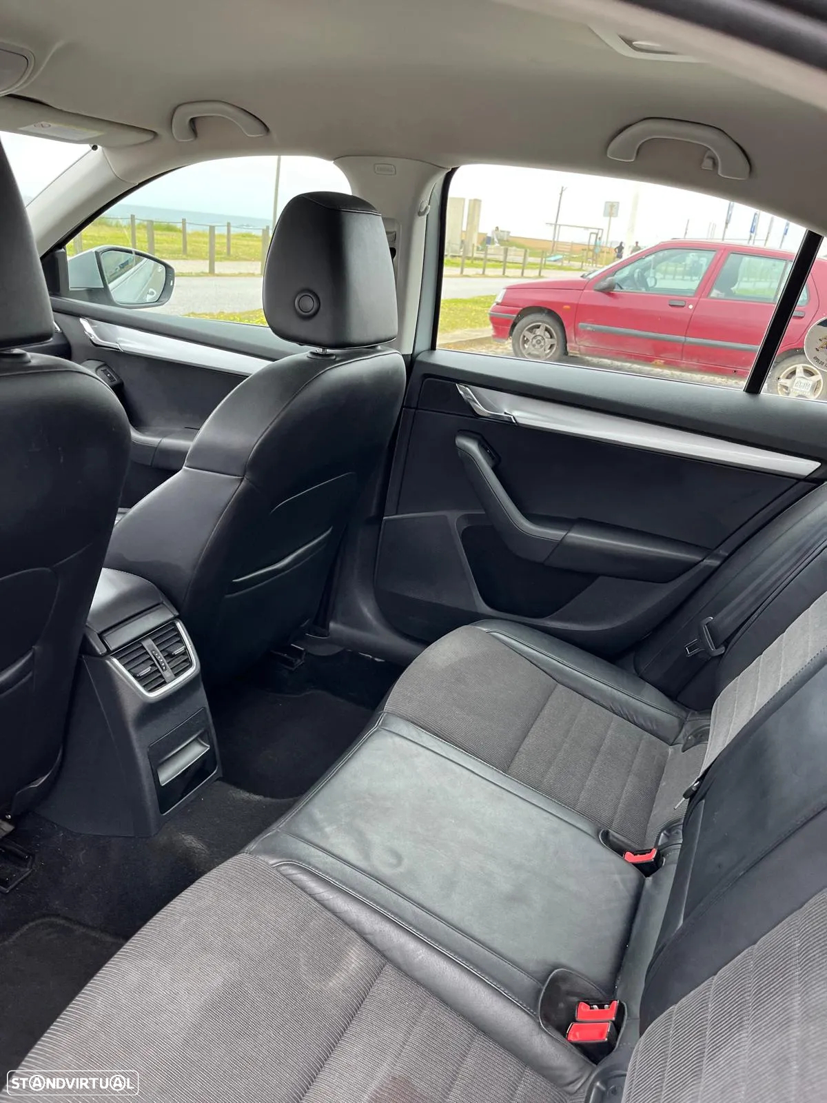 Skoda Octavia 2.0 TDI Elegance DSG - 8