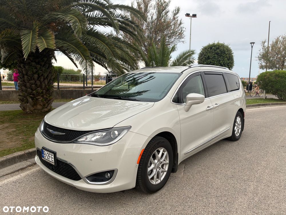 Chrysler Pacifica - 2