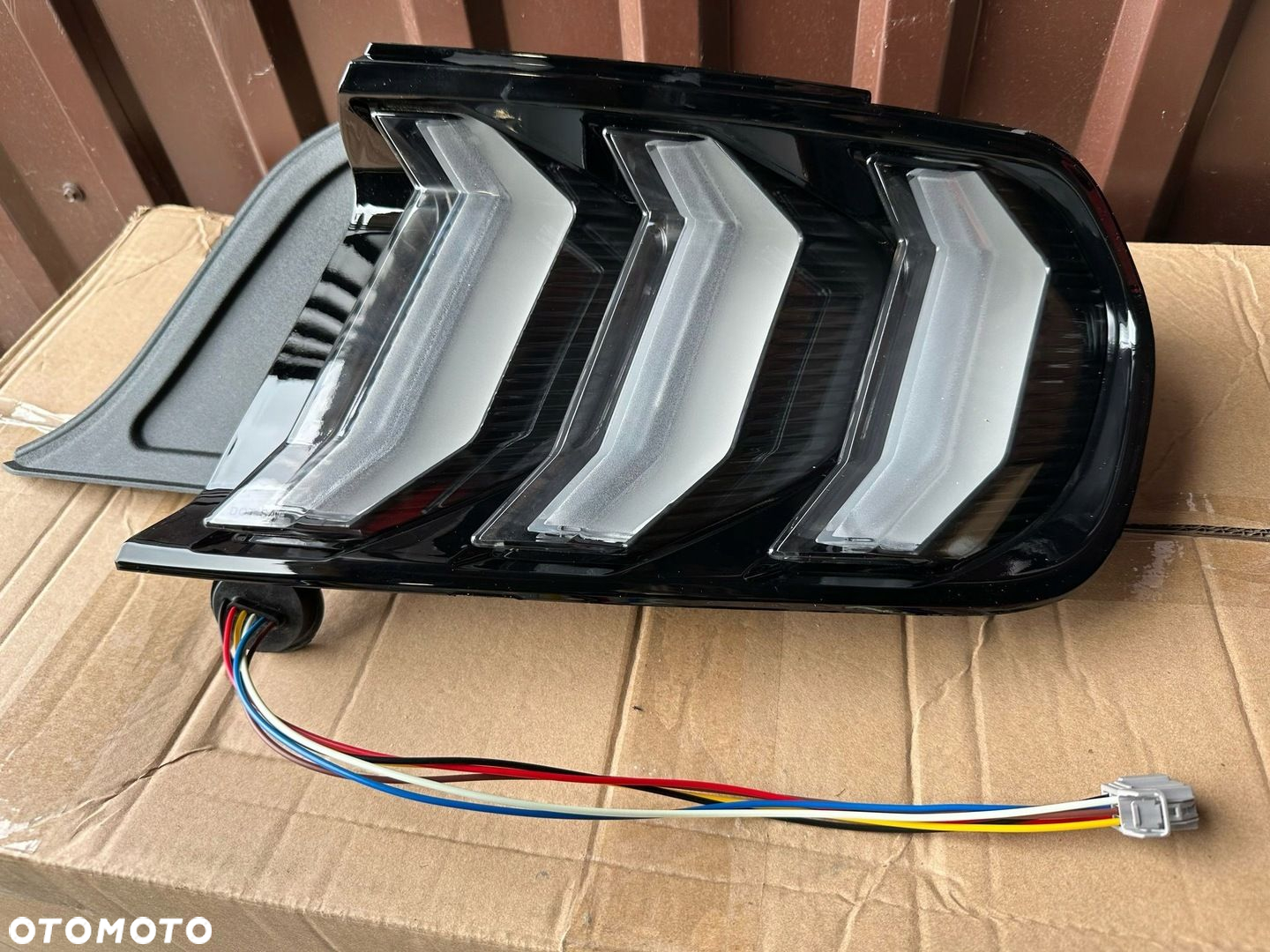 LAMPA PRAWA TYL TYLNA FORD MUSTANG MK6 EU - 3