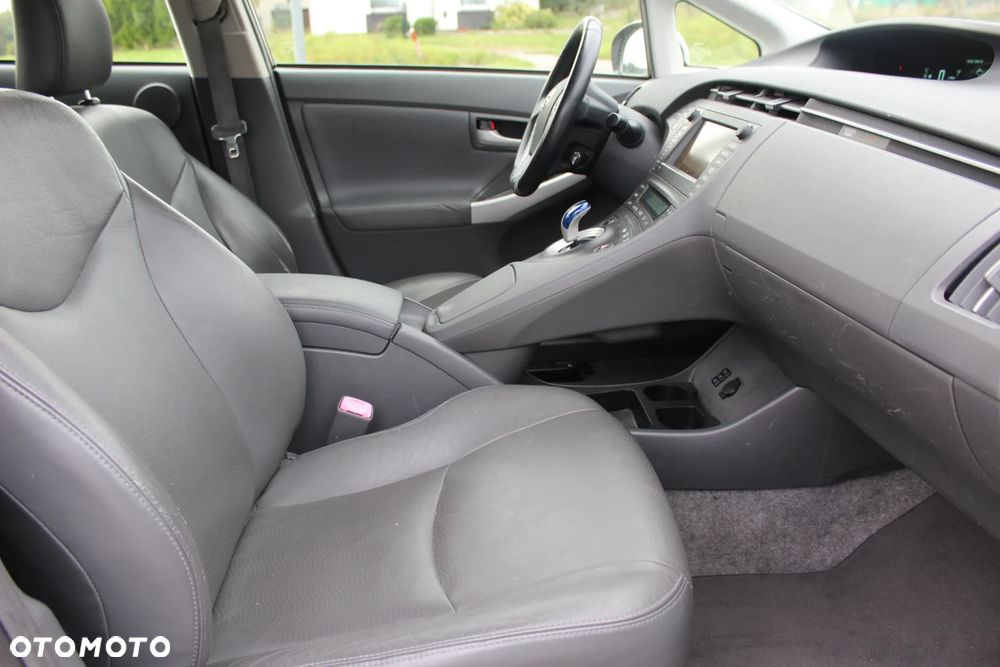 Toyota Prius (Hybrid) Executive - 9