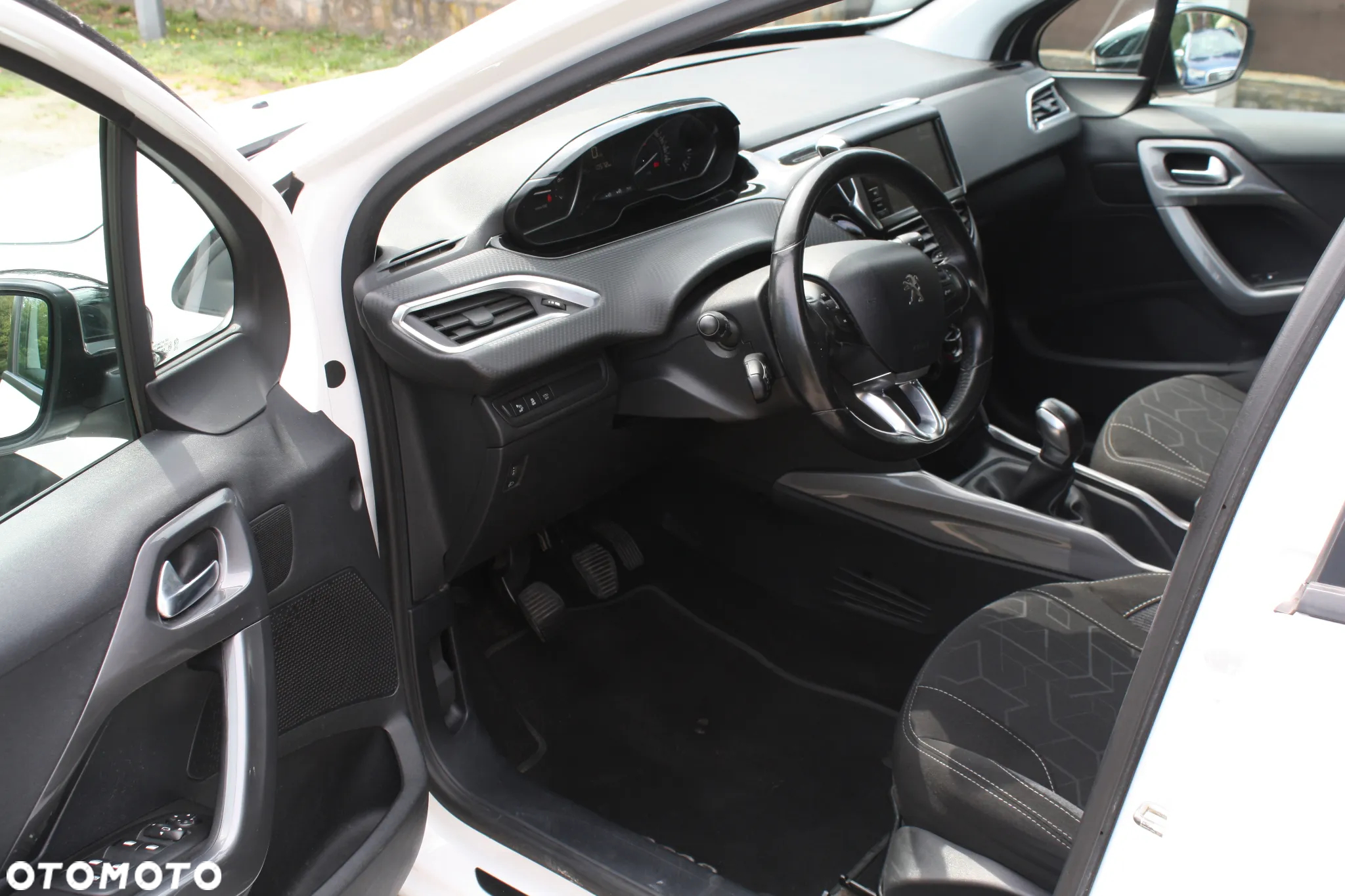 Peugeot 2008 1.2 Pure Tech Style S&S - 17