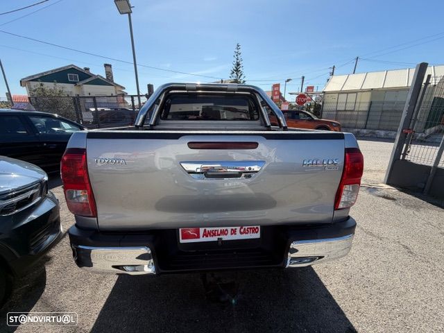 Toyota Hilux 2.4 D-4D 4WD CD CH - 12