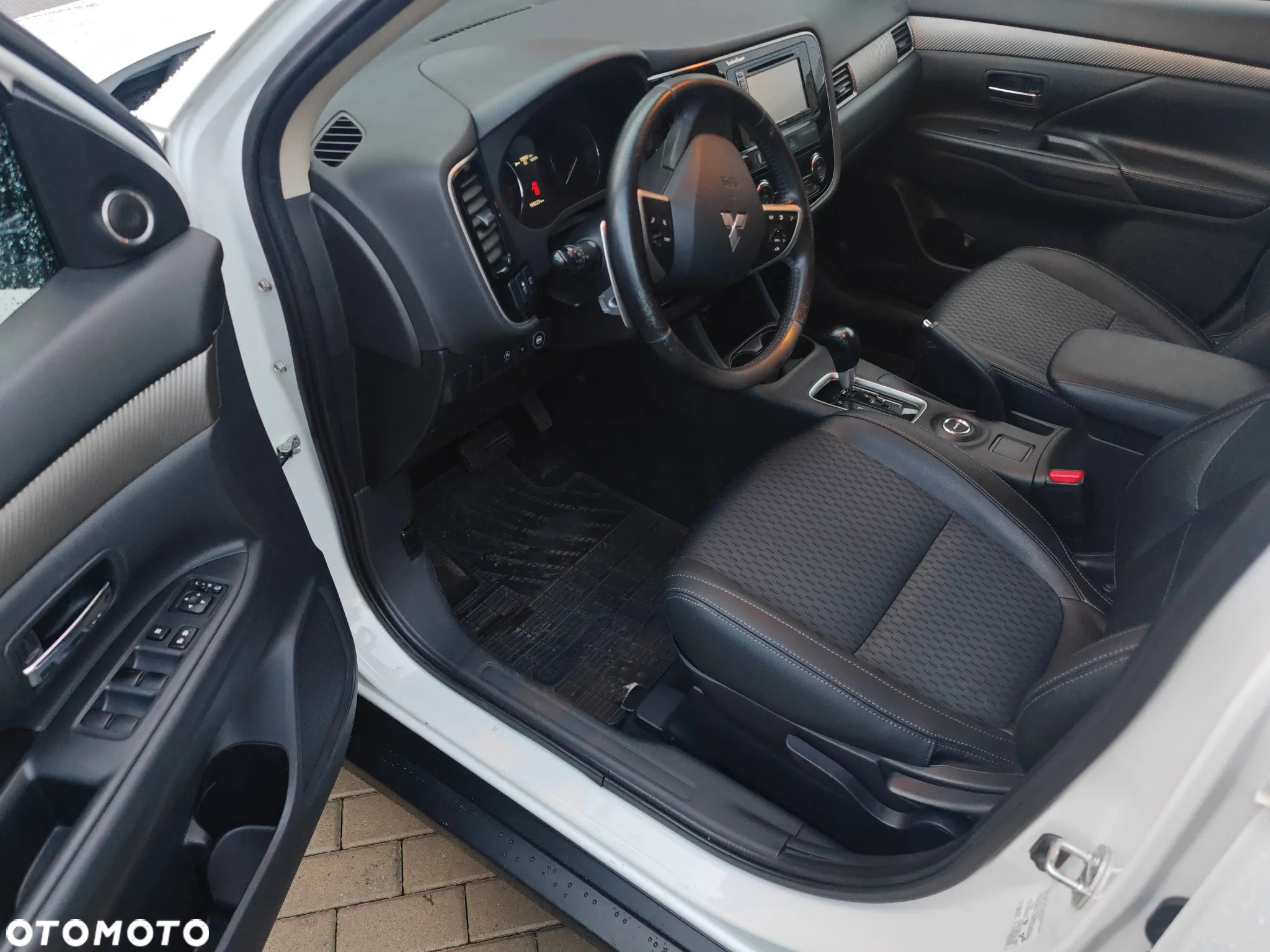 Mitsubishi Outlander 2.0 Instyle + 4WD CVT - 9
