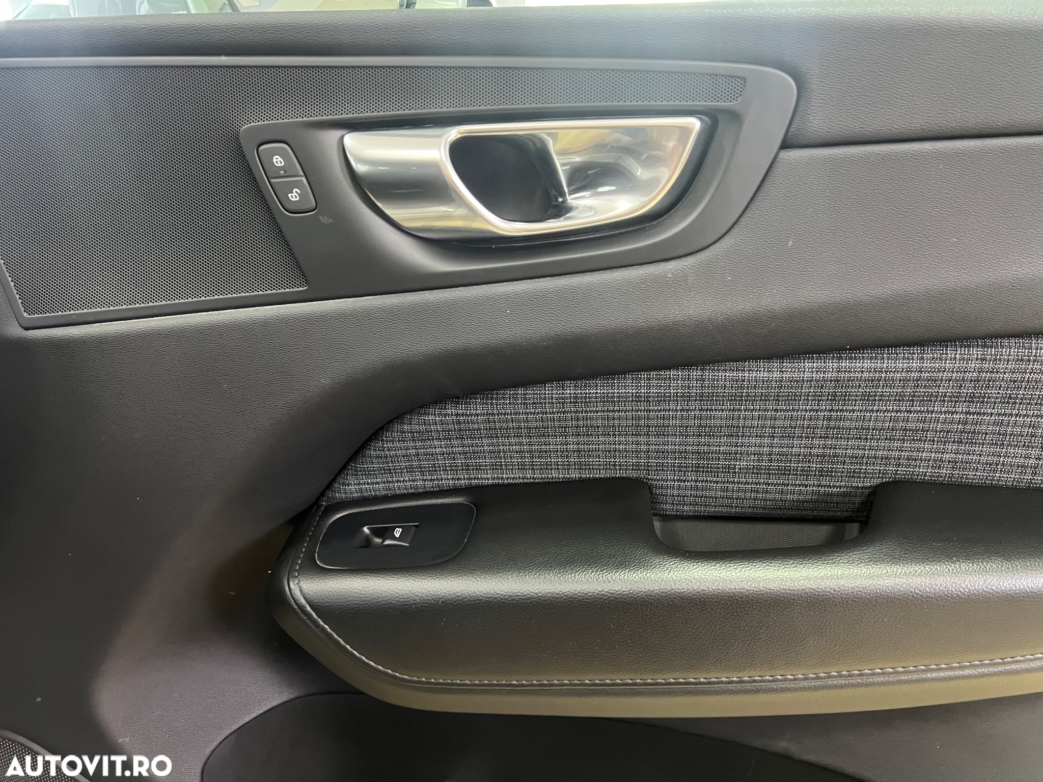 Volvo XC 60 B4 D AWD Geartronic Momentum Pro - 17