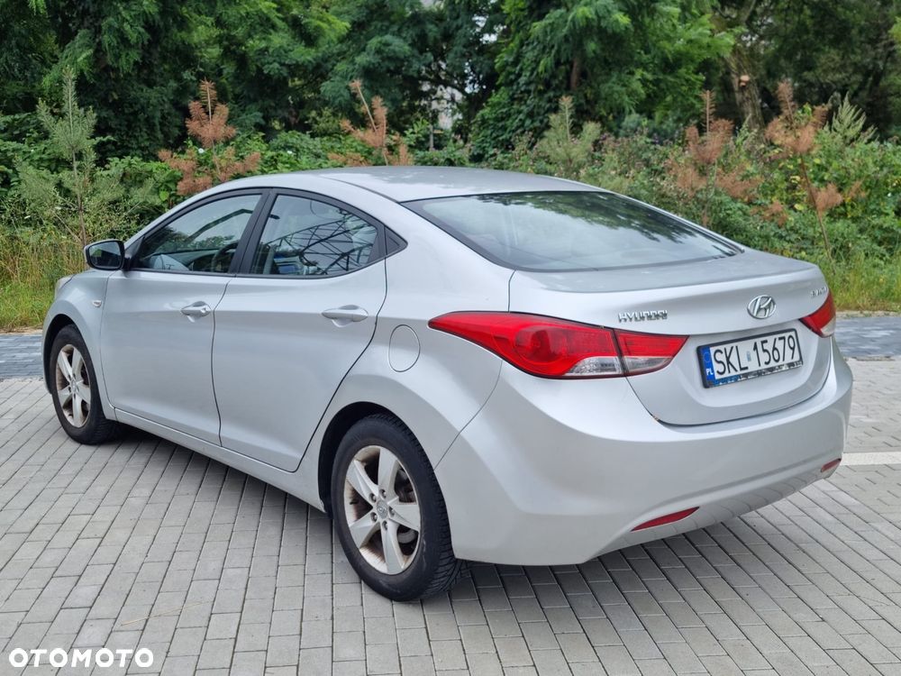Hyundai Elantra - 4