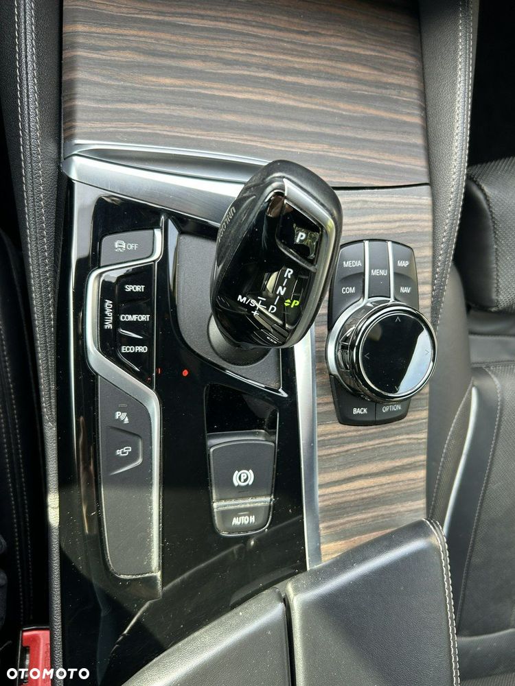 BMW Seria 5 M550i xDrive sport - 24