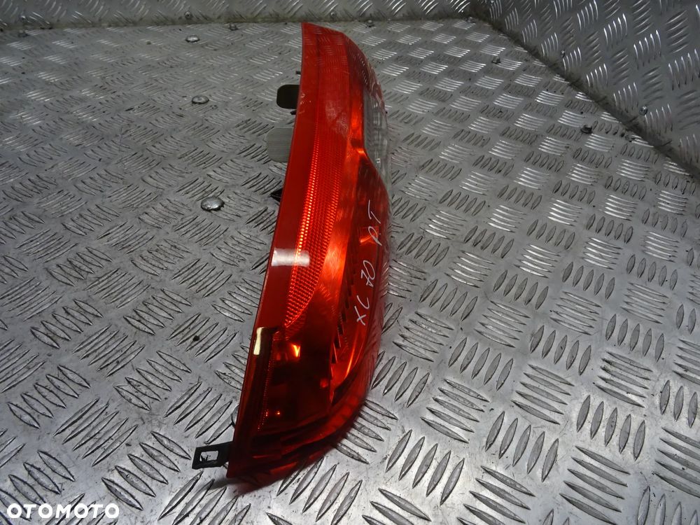 VOLVO XC70 01-07 2.5T 210KM  LAMPA TYŁ TYLNA PRAWA LEWA - 8